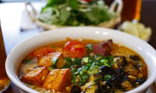 Những hàng bún ốc luôn đông khách ở Hà Nội 