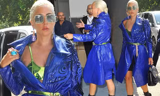 Lady Gaga diện áo choàng nhựa, lấp ló nội y, đi giày cao cả tấc