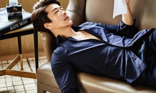 Tài tử Kwon Sang Woo khoe cơ 6 múi hoàn hảo ở tuổi 40