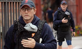 Địu con mới sinh ra phố, ‘điệp viên 007’ già xọm không nhận ra