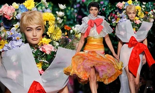 Dàn ‘chân dài’ hóa thân thành những... bó hoa di động đẹp lộng lẫy