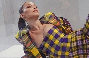 Bella Hadid tạo dáng ấn tượng gợi cảm trong tủ kính