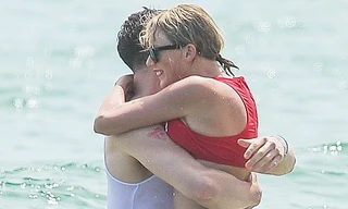 Taylor Swift cùng bạn trai vui vẻ với tiệc bikini trên biển