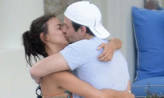 Bồ cũ Ronaldo mặc bikini hôn đắm say tình mới