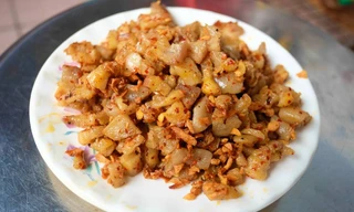 Ăn khổ kiểu nhà giàu: Tóp mỡ xào bèo tây, sâu tre rang cháy cạnh