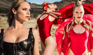 Sao truyền hình Mỹ Danielle Savre diện áo tắm giữa hoang mạc