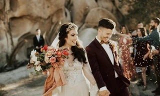 Không ít đôi trẻ muốn kêu gọi mọi người quyên góp từ thiện thông qua đám cưới. Ảnh: India Earl. 