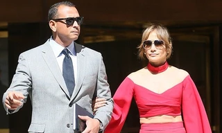 Jennifer Lopez diện ‘cây đỏ’ rực lửa sánh đôi bên tình trẻ