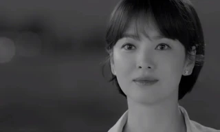 Song Hye Kyo tóc ngắn trẻ xinh như búp bê