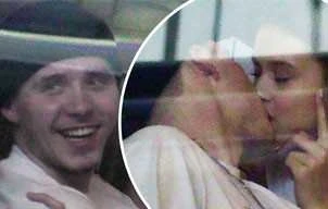 Cậu cả nhà Becks say đắm hôn gái lạ trước tin chia tay Chloe Moretz