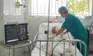 Chị Vân được chăm sóc tại phòng săn sóc đặc biệt Bệnh viện Chợ Rẫy. Ảnh: Lê Phương. 