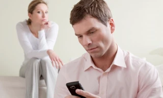 Phụ nữ dễ ghen từ những điều rất nhỏ