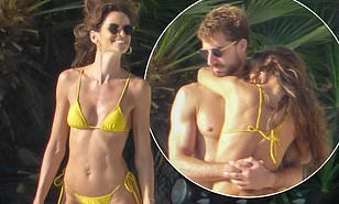 'Chân dài' nóng bỏng Izabel Goulart quấn quýt hôn phu kém 6 tuổi