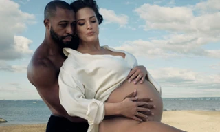 Mẫu béo Ashley Graham chụp ảnh bầu táo bạo bên chồng
