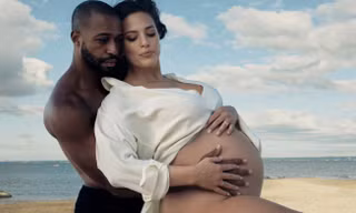 Mẫu béo Ashley Graham chụp ảnh bầu táo bạo bên chồng