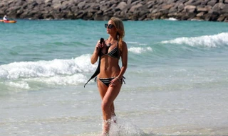 Sarah Harding thu hút mọi ánh nhìn trên biển