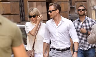 Taylor Swift và tình mới diện đồ đôi, nắm tay không rời ở Rome