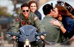 Tom Cruise hôn người đẹp, tái hiện cảnh cưỡi mô tô kinh điển