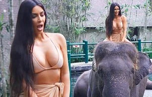 Kim Kardashian diện bikini cưỡi voi ở Bali