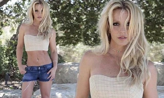 Britney Spears U40 dáng chuẩn eo thon nhờ yêu bồ trẻ kém 13 tuổi
