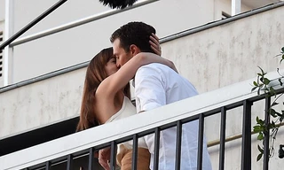 Cặp đôi ’50 sắc thái’ tình tứ trước máy quay