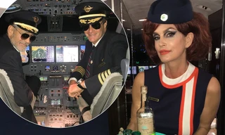 Vợ chồng siêu mẫu Cindy Crawford hóa trang thành cơ trưởng-tiếp viên