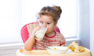 Trẻ mắc tay chân miệng cần ăn những thực phẩm mềm mịn, mát lạnh, như: cháo, sữa, sữa chua, nước ép hoa quả,... Ảnh: Health 