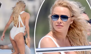 Biểu tượng gợi cảm Pamela Anderson diện áo tắm căng đầy sức sống 