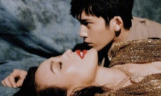 Thư Kỳ môi đỏ mọng quyến rũ, tình tứ bên trai đẹp kém 13 tuổi