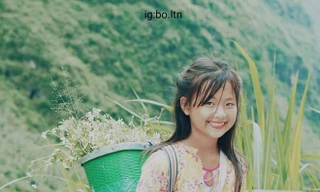 Cô bé xinh xắn bán hoa ven đường ở Hà Giang bất ngờ nổi tiếng