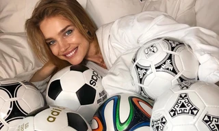 Siêu mẫu Nga mở khóa cúp vàng cổ vũ Anh đánh bại Croatia