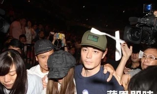 Lâm Tâm Như nép trong vòng tay người yêu giữa 'biển' fans