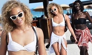 Jasmine Sanders phô diễn đường cong tròn trịa trên biển Miami