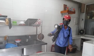 Quán cơm gà bà Buội buộc phải đình chỉ hoạt động, tiến hành tiêu độc khử trùng.- Ảnh: Nguyễn Thành