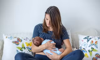 Người chuyển giới nữ đầu tiên trên thế giới nuôi con bằng sữa mẹ