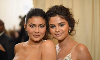 Selena Gomez tái nhợt kém sắc bên ‘hot girl’ quyến rũ Kylie Jenner