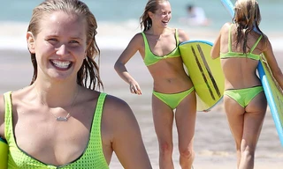 'Thiên thần 9x' diện bikini thả dáng tuyệt đẹp trên biển