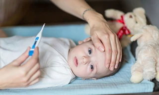 Nên cho trẻ uống đủ nước trong mùa hè