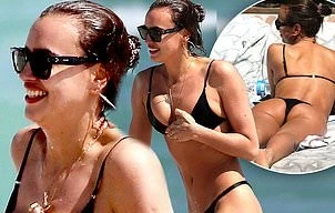 Irina Shayk diện bikini nhỏ xíu khoe dáng săn chắc ở Miami