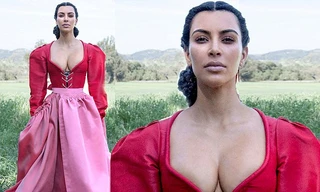 Kim Kardashian hóa quý cô cổ điển với ngực đầy và eo ‘con kiến’