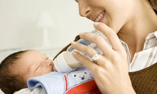 Lưu ý khi nuôi con bằng sữa bột