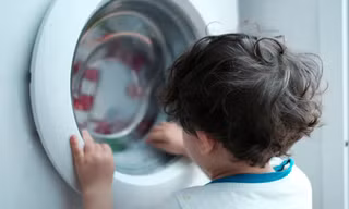 Bé 3 tuổi chết ngạt vì chui vào máy giặt chơi trốn tìm