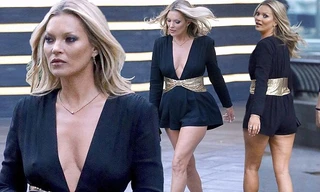 Kate Moss trẻ trung bất ngờ với váy siêu ngắn xẻ sâu gợi cảm