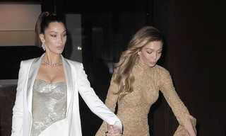 ‘Chân dài’ Gigi Hadid suýt ‘vồ ếch’ vì váy bó sát gợi cảm