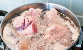 Nên luộc thịt bằng nước sôi hay nước lạnh?