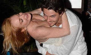 Cãi vã với bạn trai, Lindsay Lohan ném điện thoại xuống biển