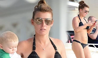 Vợ Wayne Rooney diện bikini thả dáng sau sinh 8 tháng