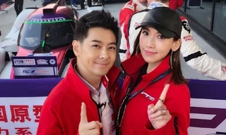 Tài tử ‘Thiên long bát bộ’ Lâm Chí Dĩnh trẻ trung bên vợ ‘hot girl'