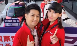 Tài tử ‘Thiên long bát bộ’ Lâm Chí Dĩnh trẻ trung bên vợ ‘hot girl'