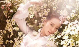 Vợ Ngô Kỳ Long đẹp như công chúa giữa vườn cúc họa mi